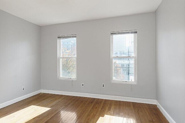 Building Photo - 207 York St
