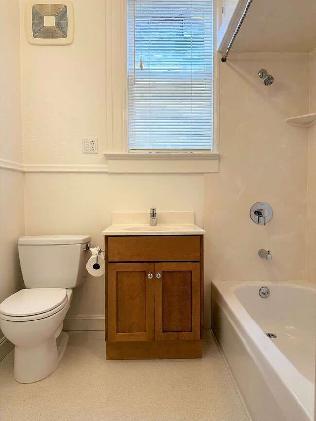 Building Photo - Top Floor 2 Bedroom Apartment for rent in Noe Valley!