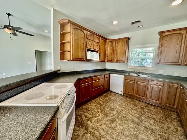 Building Photo - Spacious Home on a Large Lot in Grande Oaks!