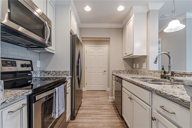 Building Photo - 300 Johnson Ferry Rd