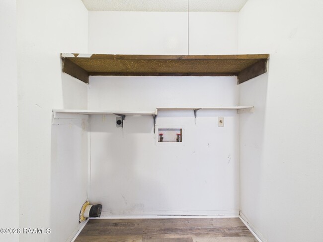 Building Photo - 114 Country Ln