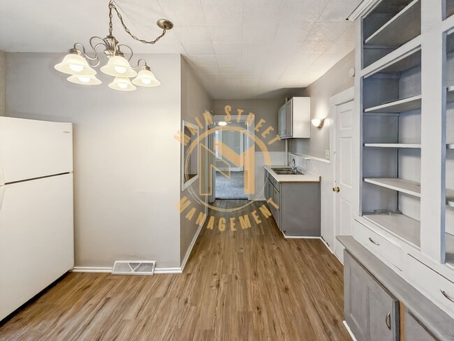 Building Photo - 2 Bed 1 Bath Single Family Home + Bonus Room
