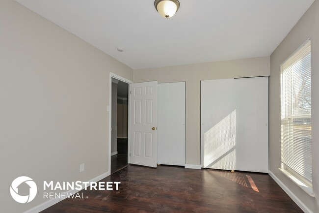 Building Photo - 11 Jamestown Dr