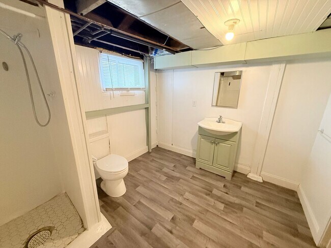 Building Photo - 5BR Home with Fenced Backyard, Firepit & Bonus Space