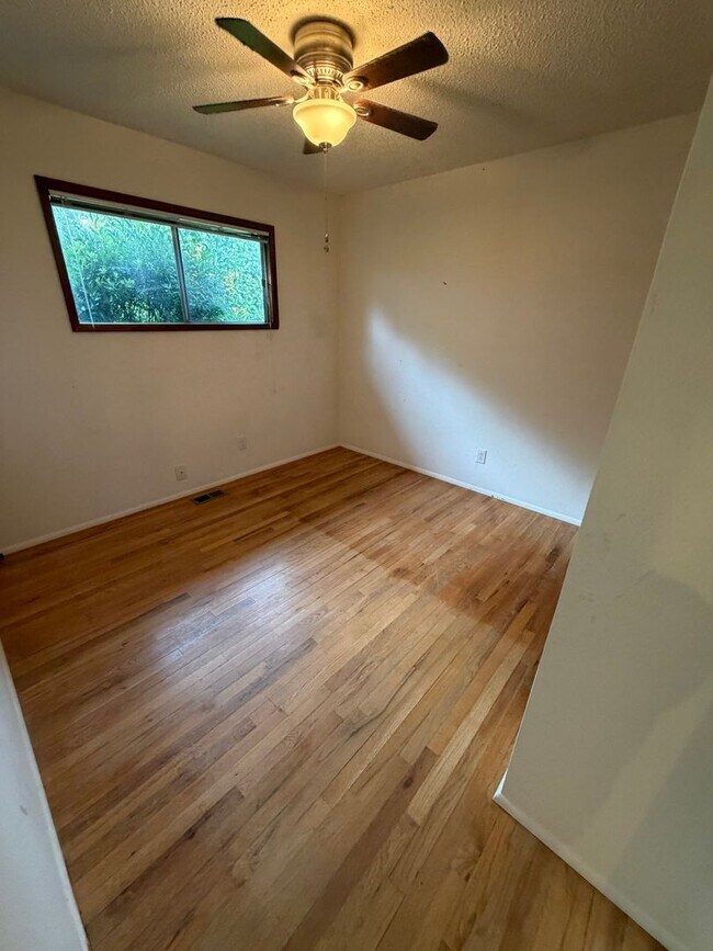 Building Photo - Upper unit duplex with views!