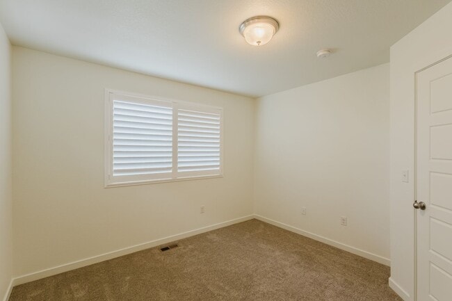 Building Photo - 2656 Champagne Ave