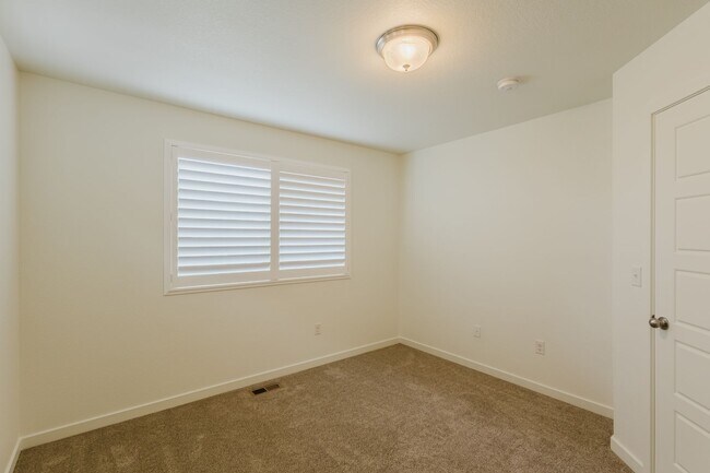 Building Photo - Immaculate 5bedroom like new in The Meadows!