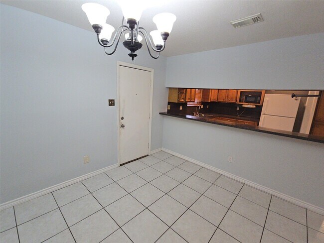 Building Photo - 13806 Long Glen Dr