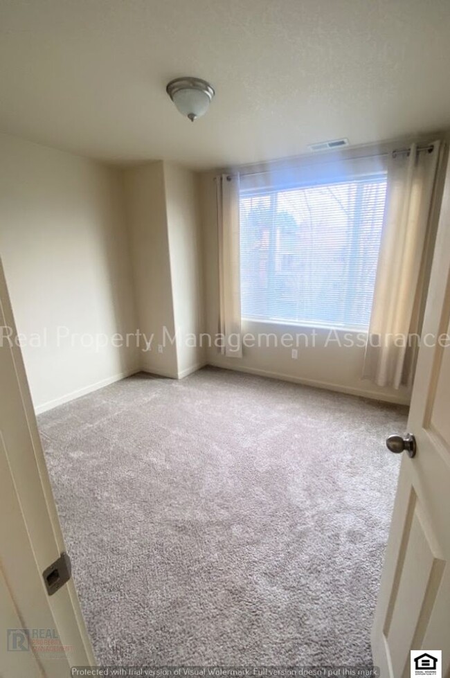 Building Photo - Urban 3 BR / 3.5 BA + Bonus Loft, Townhous...