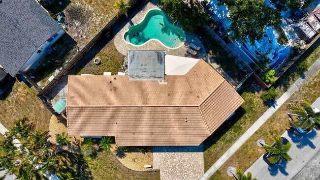 Building Photo - 301 SE 8th Ave