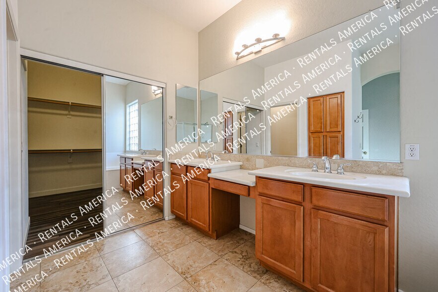 Building Photo - 8351 W Rosewood Ln