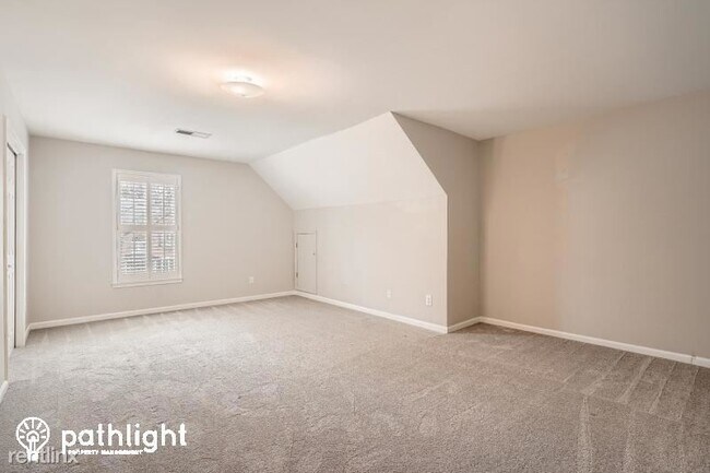 Building Photo - 4 br, 2.5 bath House - 1045 Mayfield Manor...