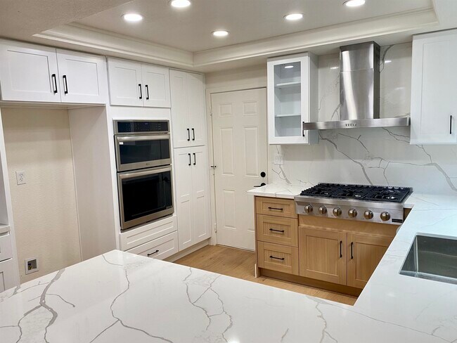 Building Photo - 11 Paddock Ct