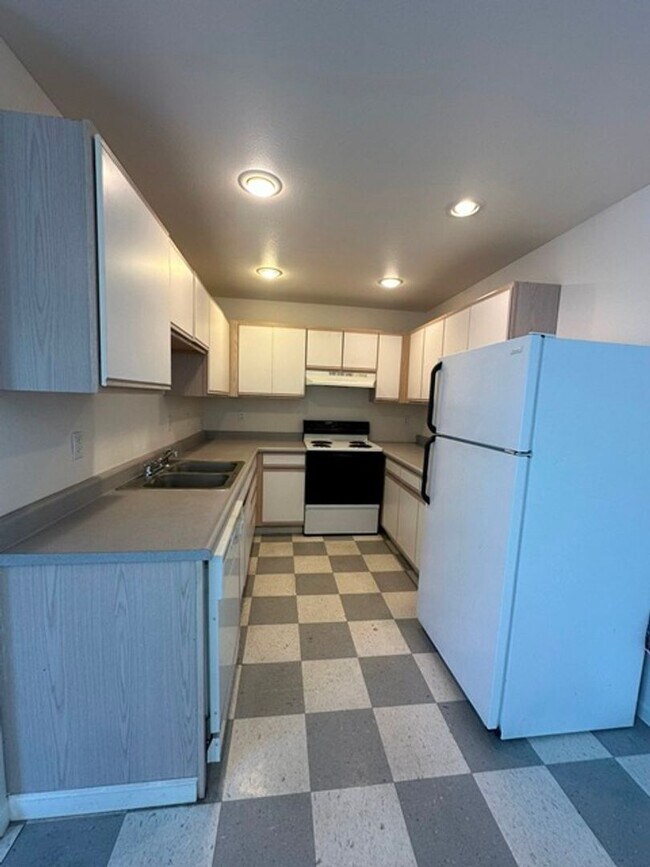 Building Photo - 2 Bedroom Townhouse