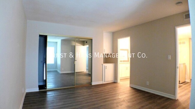 Building Photo - 3707 Country Club Dr