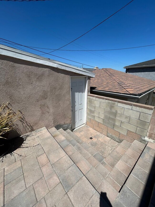 Building Photo - 750