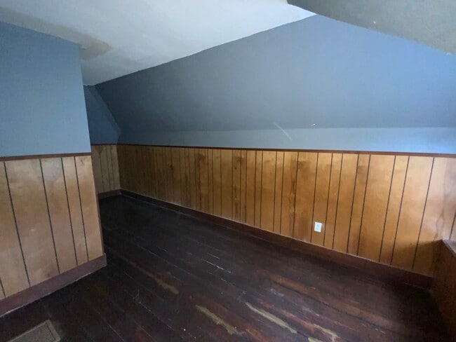 Building Photo - 217 E Roselawn St