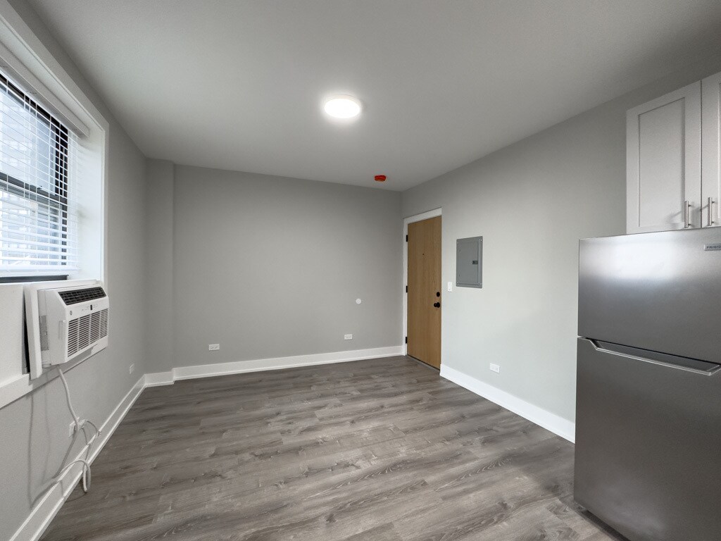 Building Photo - 510 W Belmont Ave