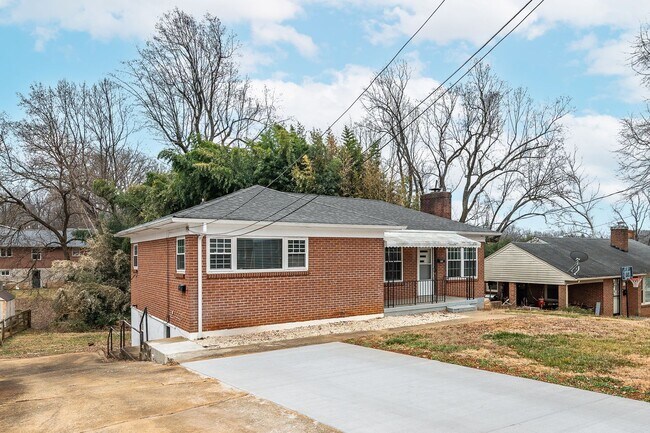 Building Photo - 4620 Golf Park Dr