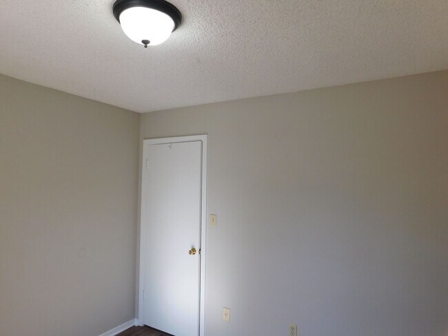 Building Photo - 5820 Briarwood - Ready for move in!!