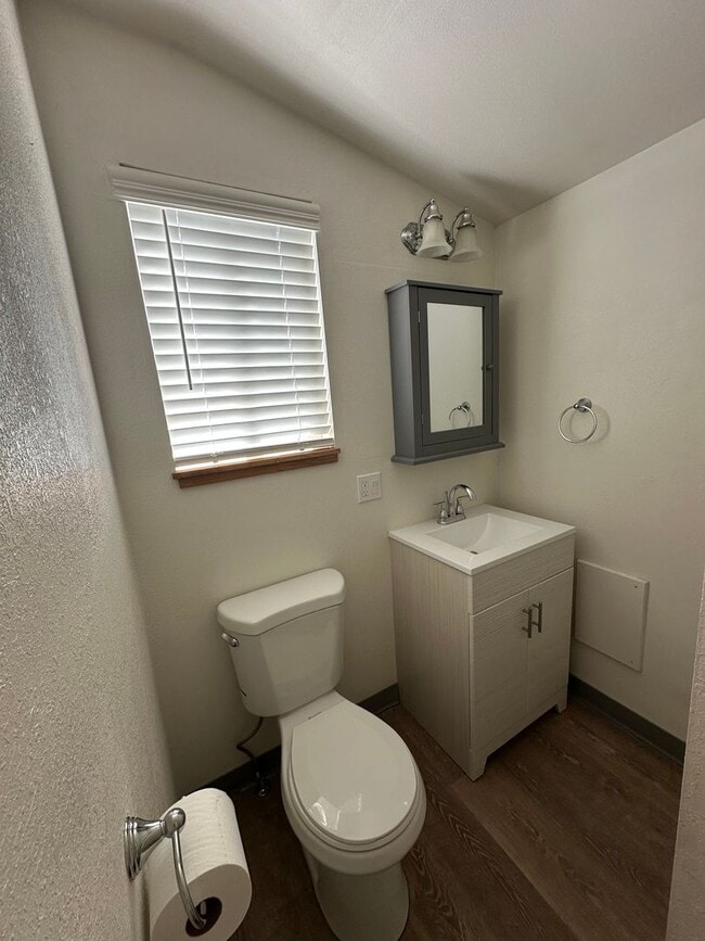 Building Photo - Beautiful 3-bedroom home with large yard