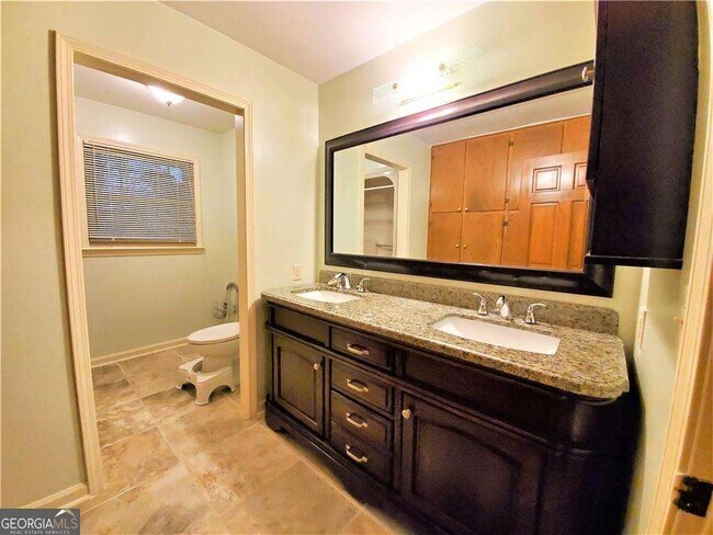 Building Photo - 2220 Sunny Hill Rd