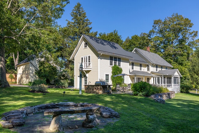 Building Photo - 267 Main St