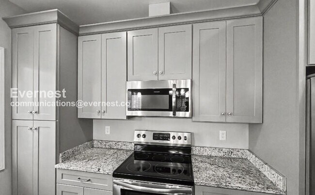 Building Photo - Spacious 3 Bed, 2.5 Bath Home with 2 Car Garage