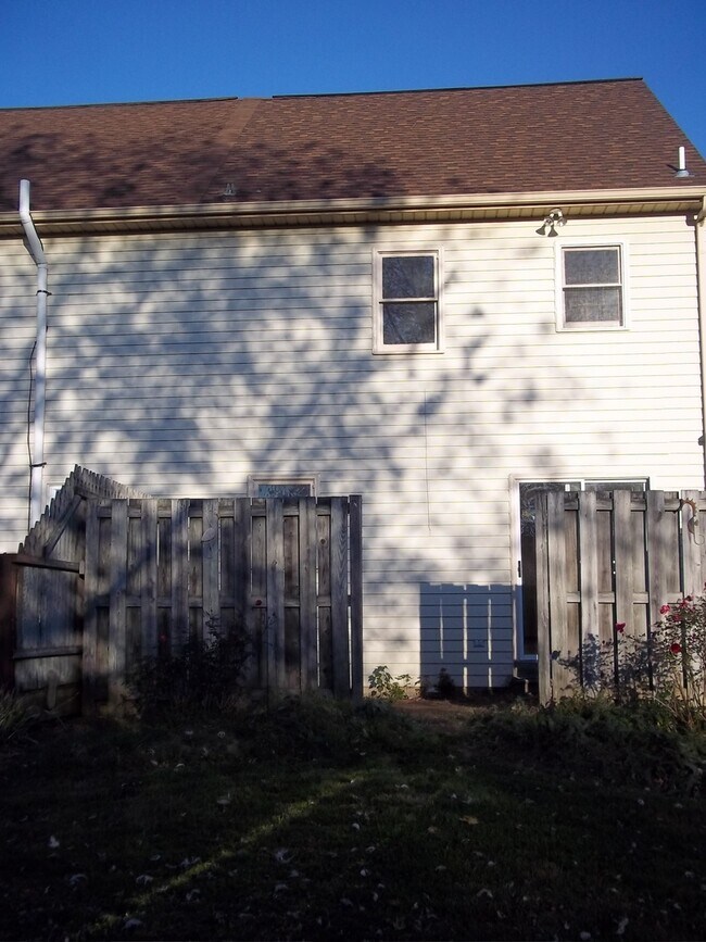 Building Photo - 223 Cross Keys Dr