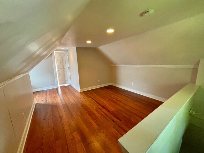 Building Photo - 3-bedroom home with Washer & Dryer Included