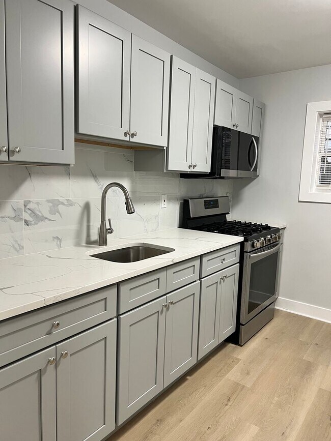Building Photo - Newly Remodeled 3b/1b House in South Philly! Section 8 Only