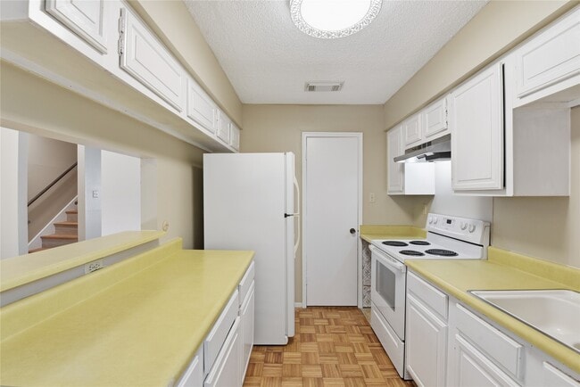 Building Photo - 7700 Creekbend Dr