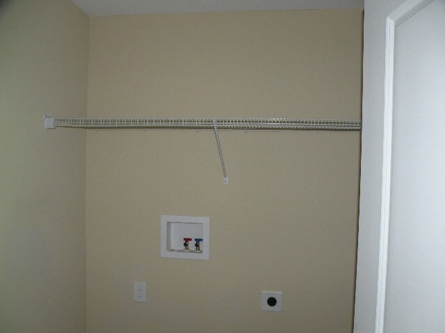 Building Photo - Near new home in comfortable family community