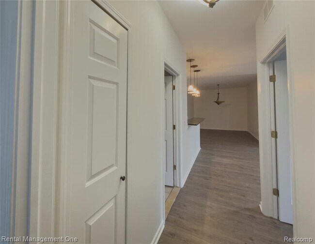 Building Photo - 5637 Twin Oaks Dr