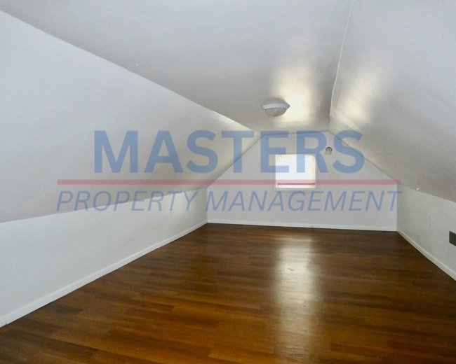 Building Photo - Three Bedroom House
