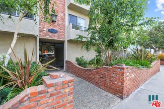 Building Photo - 1821 S Bentley Ave