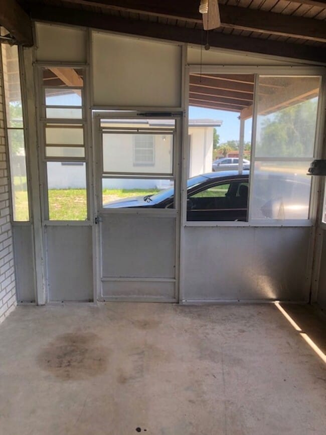 Building Photo - 3 Bed 1 Bath Home | Single Car Garage and Carport | Pet Friendly | Washer Dryer Hook Ups | Sectio...