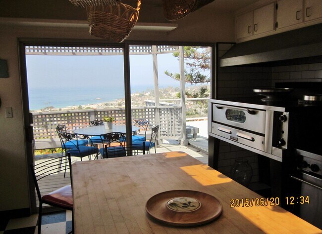 Building Photo - Views Galore in Laguna Beach Walk to Beach...
