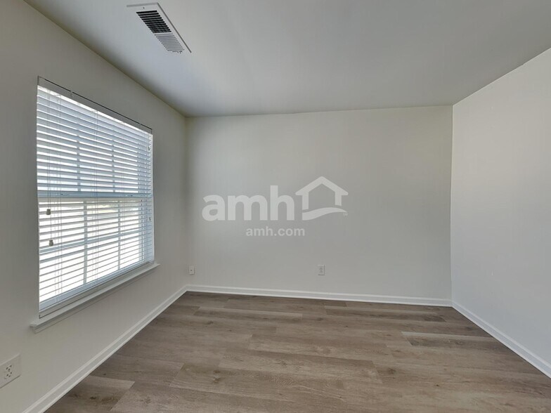 Building Photo - 2004 Centerview Dr