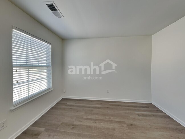 Building Photo - 2004 Centerview Dr