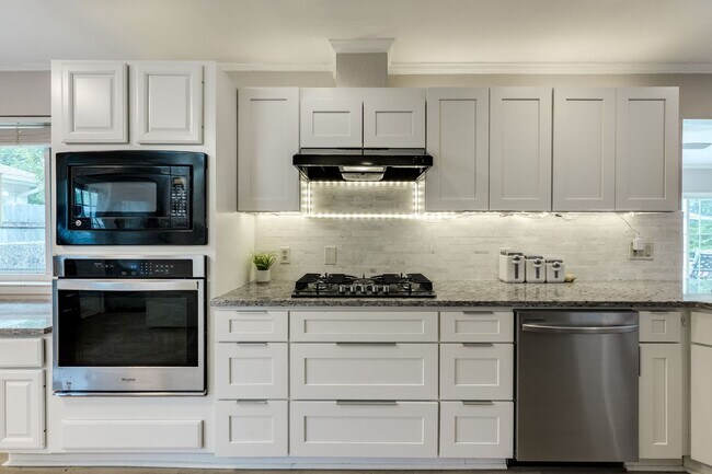Building Photo - 3002 Stardust Dr