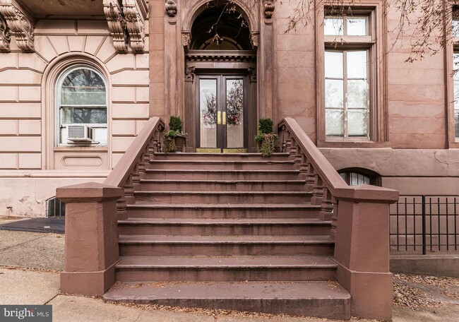 Building Photo - 12 E Mt Vernon Pl