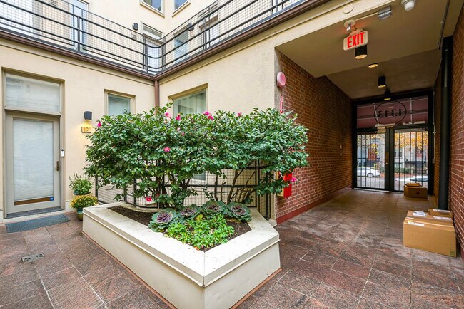 Building Photo - 1313 Vermont Ave NW