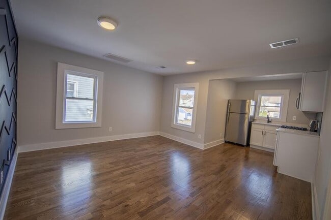 Building Photo - 141 6th St