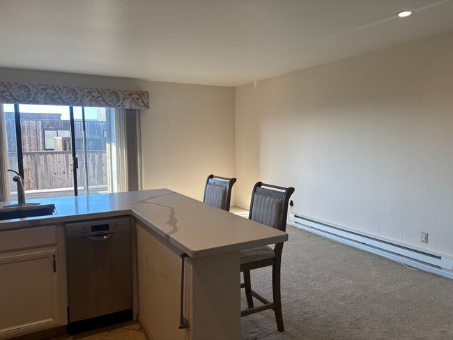 Building Photo - Great Condo in Del Monte Beach Surf Way