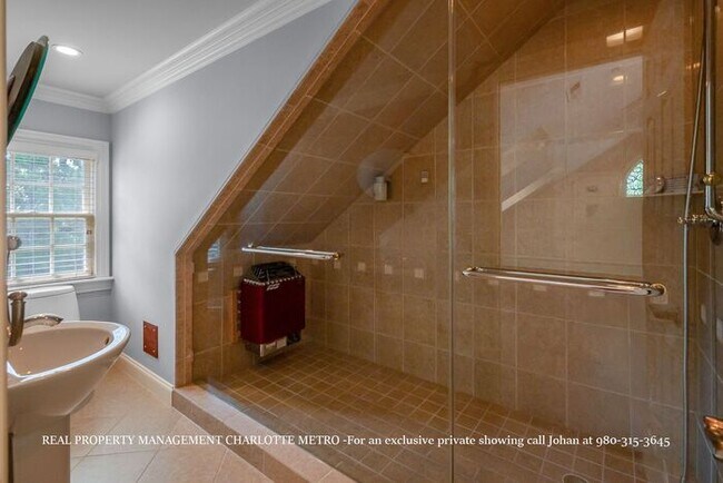 Building Photo - Luxurious 4 Bedroom, 5.5 Bathroom Townhome on Prestigious Queens Road. Contact (980) 315-3645 for...