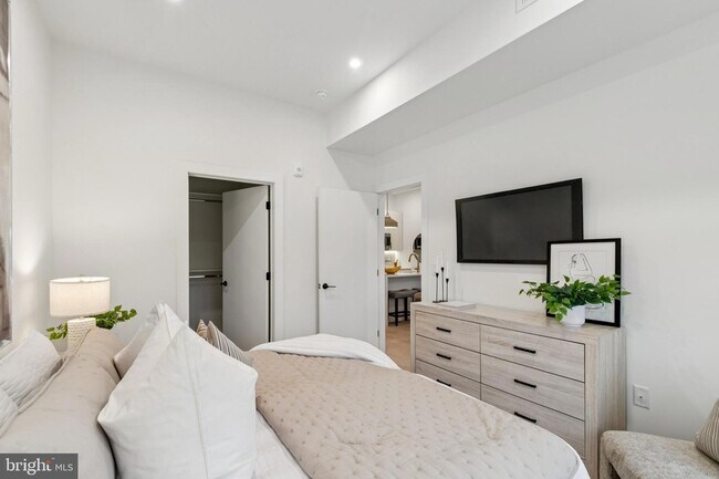 Building Photo - 30 W Allens Ln