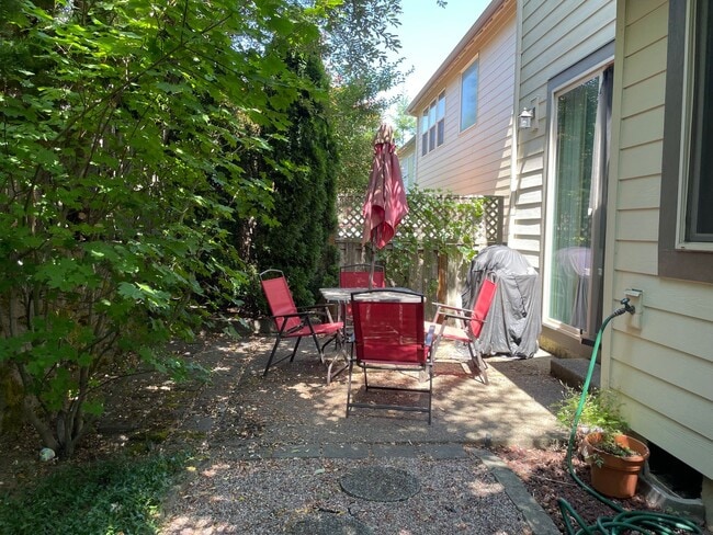 Building Photo - Inviting 3 Bed/2.5bath Corner lot