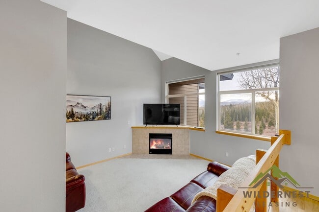 Building Photo - Spacious Townhome with Amazing Views