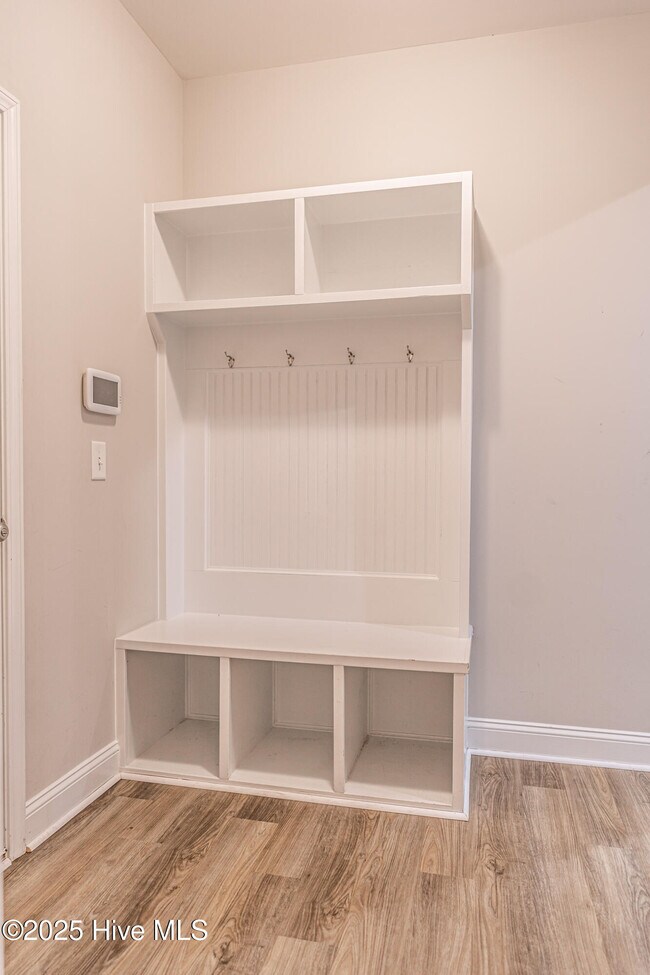 Building Photo - 412 Palisades Dr